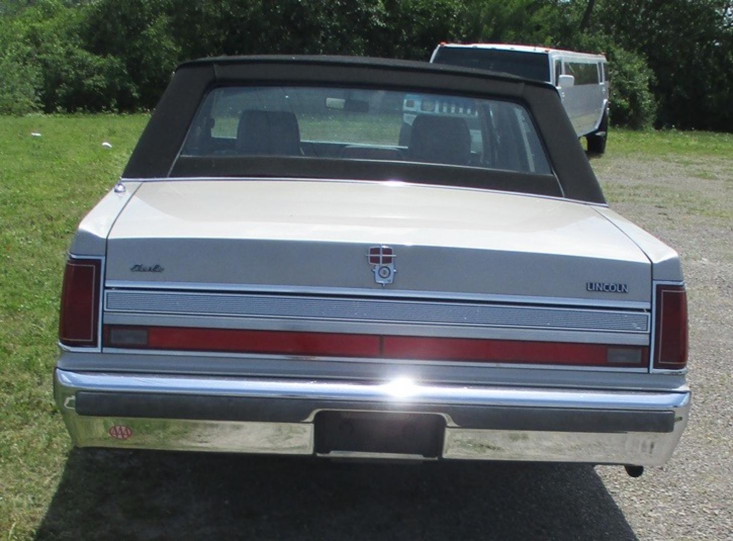 1989 Silver Frost /Titanium Lincoln Town Car (1LNBM81F5KY) with an V8 engine, Automatic transmission, located at 1725 US-68 N, Bellefontaine, OH, 43311, (937) 592-5466, 40.387783, -83.752388 - 1989 LINCOLN LUXURY TOWN CAR 5.0L V8, AUTO, Midnight Black Carriage Roof, Silver Frost -Titanium leather 6-way twin comfort recliner driver & passenger seats, AM/FM/CASS, Power Antenna, PW, PL, Power Deck Release, Tilt Steering Fingertip Speed Control, Wire Wheel Covers. - Photo#5